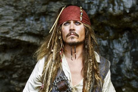 Johnny depp rehired for pirates of the caribbean role after disney defends him in court!?if you have not heard yet. Johnny Depp toujours blessé - Le tournage de "Pirates des ...