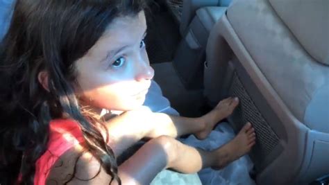 Descubren a una madre que encerró a su hija en el auto a 38 grados para