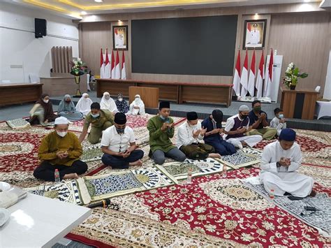 Adapun nuzulul quran sendiri adalah peristiwa turunnya al quran. LADANG BERITA | Peringati Malam Nuzul Qur'an, Bupati Batu ...