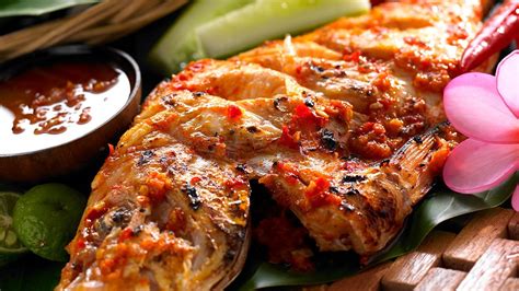 Bahan yang dibutuhkan ada bawang merah dan putih, kunyit, kemiri, jahe, lengkuas, merica, hingga garam. Ikan Bakar Bumbu Bali | Unilever Food Solutions ID