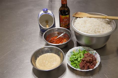 Tambahan pula, resepi nasi goreng kampung recipe sudah berevolusi dari zaman dahulu dan telah diubahsuai untuk menepati keseleraan masyarakat tempatan. Nasi Goreng Kampung dengan Telur Goreng - Butterkicap