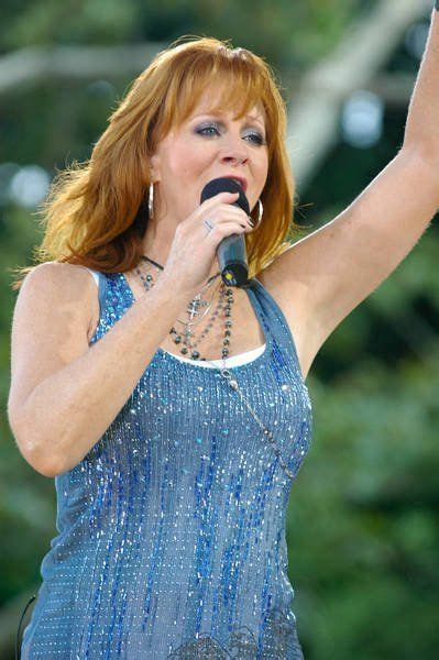 Reba Mcentire My Daughter And I Saw This Lady In Concert And It Was Awesome Reba Mcentire
