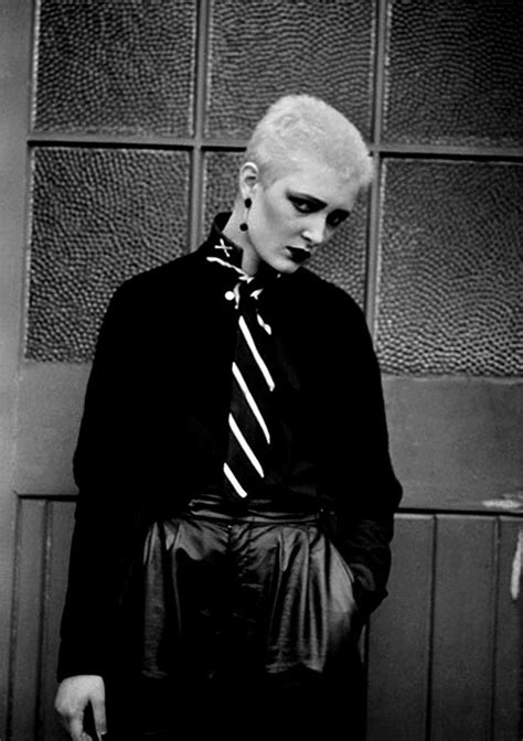siouxsie with blonde and short hair 1976 siouxsie sioux siouxsie and the banshees 70s punk