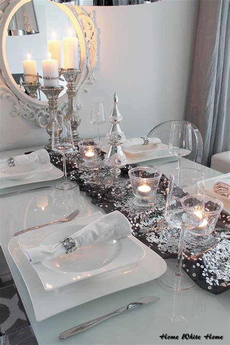 Silver and white table settings. White & silver Christmas tablesetting. | Christmas table ...