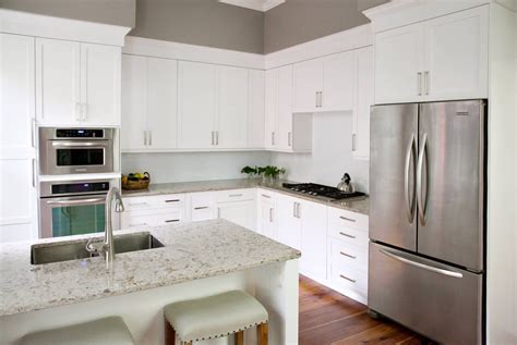 Avocado green might not be as trendy as it once was, but choices now run the gamut from powder blue to fire engine red and beyond. Most Popular Kitchen Cabinet Colors in 2019 | Plain & Fancy Cabinetry