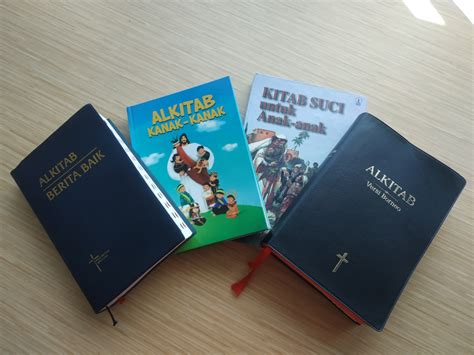 Alkitab adalah sebuah berita, bukanlah sebuah urim dan tumim modern (kel 28:30). Mengapa Kristian Mempunyai Banyak Versi Alkitab (Bible ...