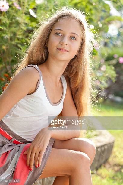Jeune Fille Blonde Adolescente 14 15 Ans Photos Et Images De Collection
