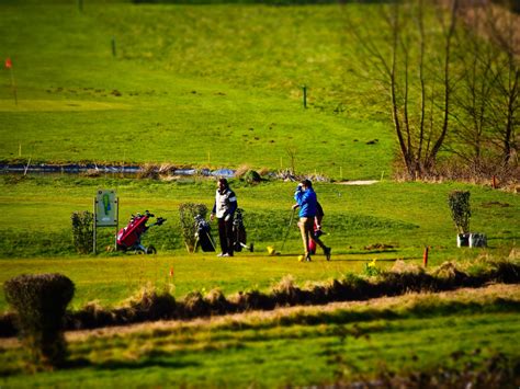 무료 이미지 자연 잔디 스포츠 들 농장 목초지 놀이 언덕 녹색 목장 농업 평원 골프 코스 골프 클럽 티 돌진 페어웨이 농촌 지역 경사