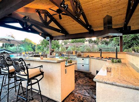 An outdoor kitchen is an excellent way to equip your backyard for entertaining and feeding hungry friends and family. Outdoor Kitchen Pictures and Ideas