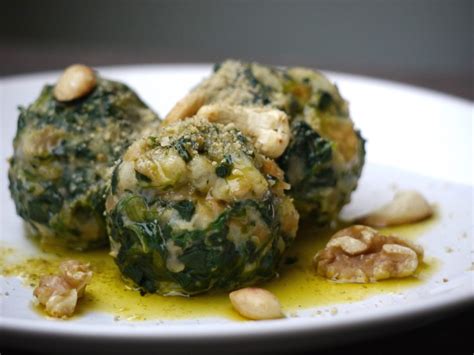 Vegane Spinat-Knödel mit Nussparmesan in Butteröl