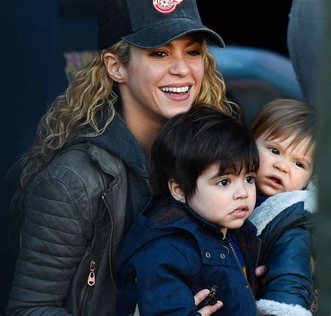 Momento Família Shakira Leva Os Filhos Para Assistir Jogo Do Marido