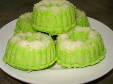 Kue putri ayu adalah kue jenis basah yang berasal dari indonesia dengan rasa manis dan wangi pandan. aphrodite14: Resep Kue Putu Ayu