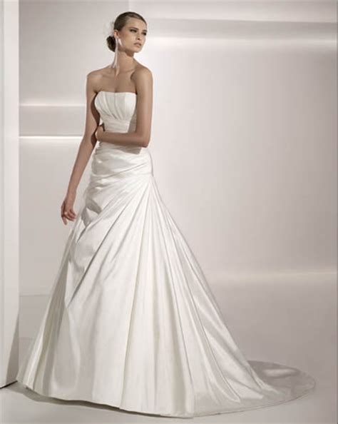 Dresses are usually flowing and made of light fabrics. Wedding Themes - Wedding Style: Hawaiian Wedding Dresses ...