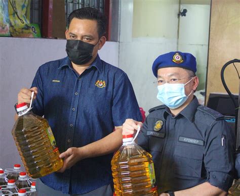 Botol minyak adalah wadah yang digunakan untuk menyimpan berbagai minyak, seperti minyak goreng, minyak zaitun, minyak wijen, dan sebagainya. Pek semula minyak subsidi ke dalam botol untuk kaut untung ...
