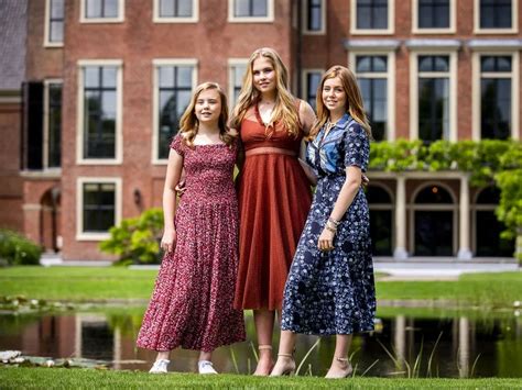 El Nuevo Palacio De Máxima Y Guillermo De Holanda Los Reyes Posaron Junto A Sus Hijas En La