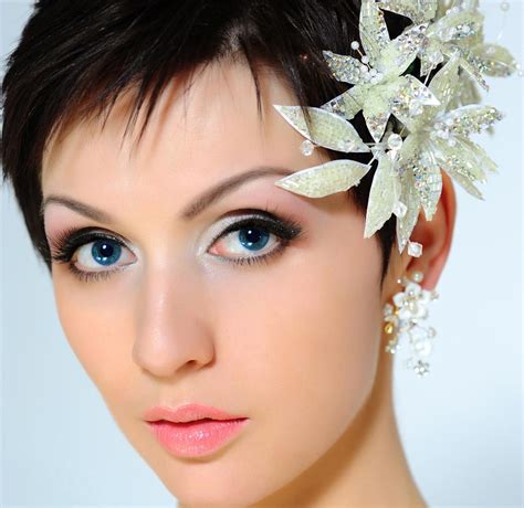 With no visible clips, jewels, or pins, this hairdo gives the impression that you rolled out of bed looking this great. a new life hartz: Short Wedding Hairstyles