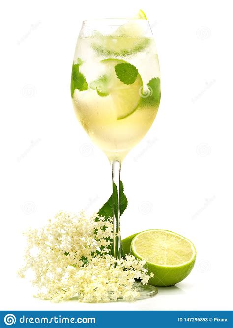 Mettere i cubetti di ghiaccio in un bicchiere da vino. Hugo Cocktail Con Il Fiore E La Calce Della Bacca Di ...