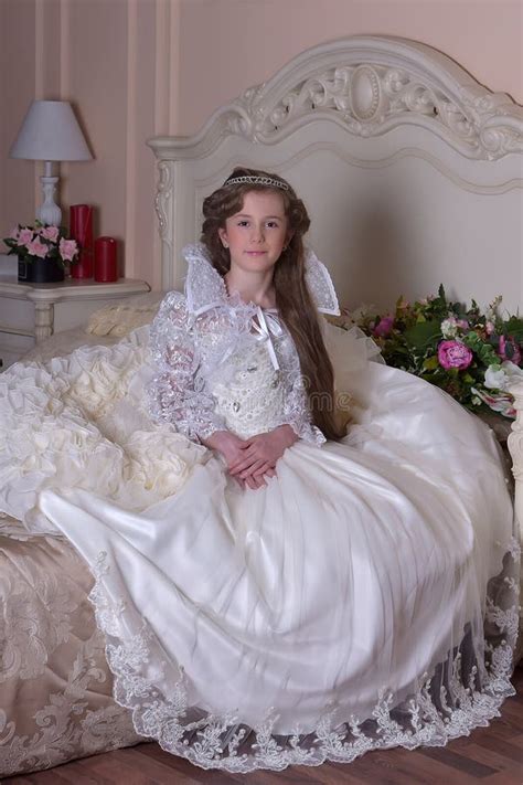 一件白色礼服的公主 库存图片 图片 包括有 方式 重婚 礼服 万圣节 高雅 服装 花束 白种人 63115943