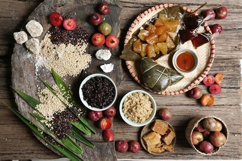 Trong ngày này, người việt cổ thường cầu cho mưa thuận gió hòa, nhà nhà an vui, mùa màng bội thu không bị sâu bọ quấy nhiễu. Bài cúng Tết Đoan Ngọ theo Văn khấn cổ truyền Việt Nam ...