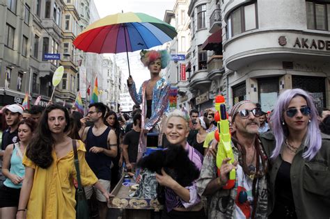 VIDÉO Turquie des manifestants de la Gay Pride chassés par des canons à eau
