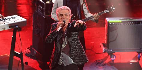 5.0 out of 5 stars il meglio della musica rock italiana. Ligabue bacia un uomo? La foto è sospetta, ma c'è un problema