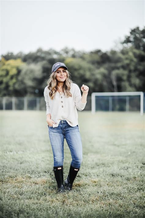Easy Practical Fall Outfit Ideas For Soccer Moms With American Eagle