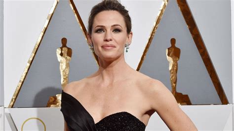 Jennifer Garner Shares Surprisingly Nsfw Story About Fitting Into Her Oscars Gown