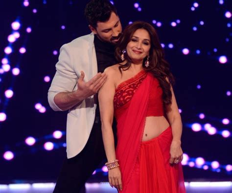 Madhuri Dixit In Red Plain Saree Photos On The Sets Of Jhalak Dikhhla
