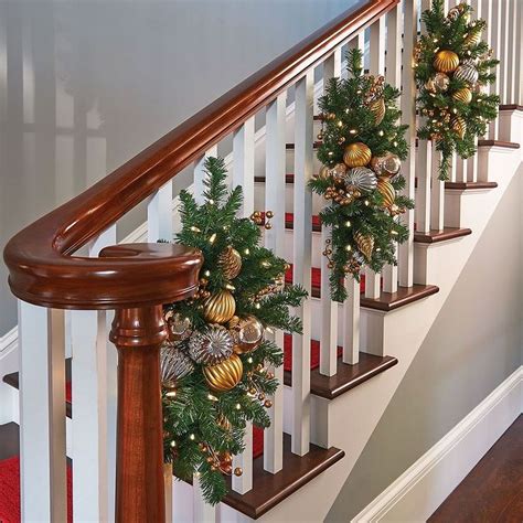 Fabrics in christmas colors are fast easy cheap ideas for creating beautiful holiday decor and cheer up christmas staircase designs. Extraordinary Ideas To Decorate Your Stairs In The Spirit ...