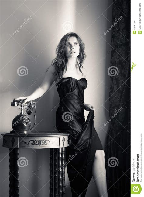 ritratto di bella giovane signora sensuale con il telefono alla moda fotografia stock immagine