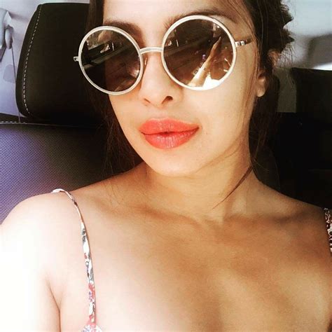 Actress Priyanka Chopra Priyanka Chopra Hot Pink Sunglasses Round Sunglasses Sunglasses