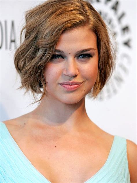 Ask A Hairstylist How To Grow Out A Short Wavy Haircut Wavy Bob