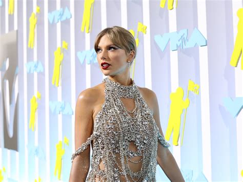 Taylor Swift Makes Surprise Appearance At Mtv Vmas In Nude Look Jewelled Outfit