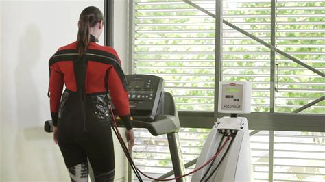 The central feature of the vacunaut is the complex network of 122 integrated pressure chambers which get to work on those stubborn areas of your midsection while you exercise. Vacunaut | HYPOXI-Training - YouTube
