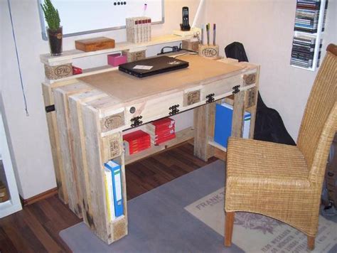 Massiv und flexibel einsetzbar soll er sein? Handgefertigter Schreibtisch aus Euro-Paletten in ...