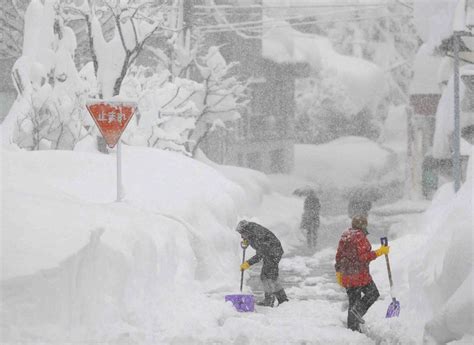 Meteo Apocalisse Di Neve Paralizza Il Giappone Oltre 2 Metri Caduti