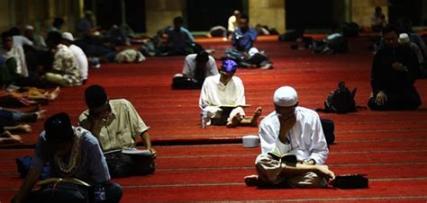 Ramazan ayının son on gününde, gece gündüz bir camide kapanıp. İTİKAF NEDİR, NASIL YAPILIR? - İtikafa Ne Zaman Girilir ...