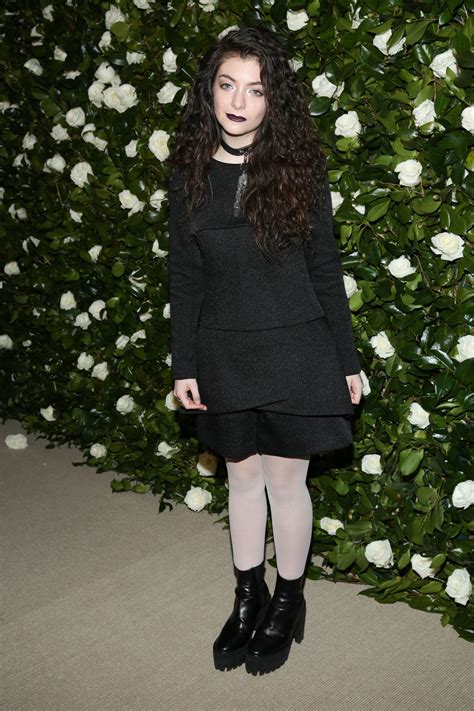 how to dress like lorde for halloween hint it s essentially like dressing goth