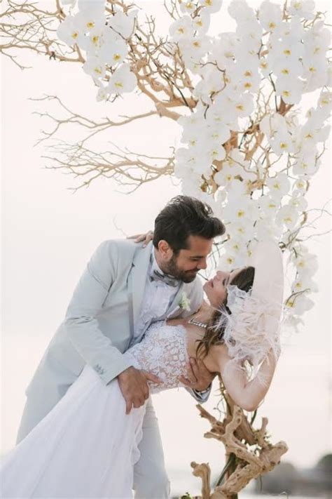 Beren saat ile kenan doğulu , 29 temmuz 2014 yılında los angeles'daki malibu sahilinde evlenmişti. Beren Saat Kenan Dogulu Wedding pics - 0 | Do You Know ...