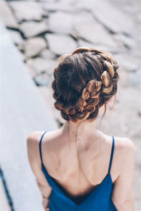 This simple '90s hairstyle is trendy again. Black Tie Wedding Style Inspiration | Hair styles, Short ...