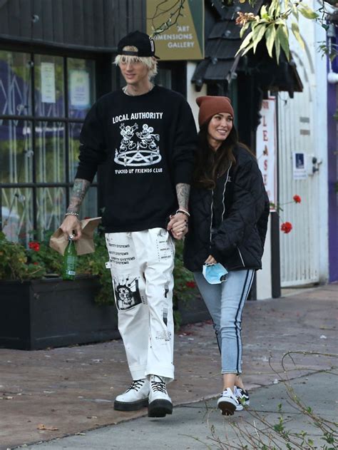 Machine gun kelly — kiss kiss 02:18. Machine Gun Kelly Thanks Girlfriend Megan Fox For Helping ...