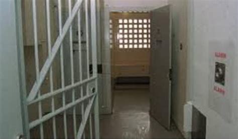 transexual mulher cumpre pena em prisão masculina e fica em cela com quatro homens fotos r7