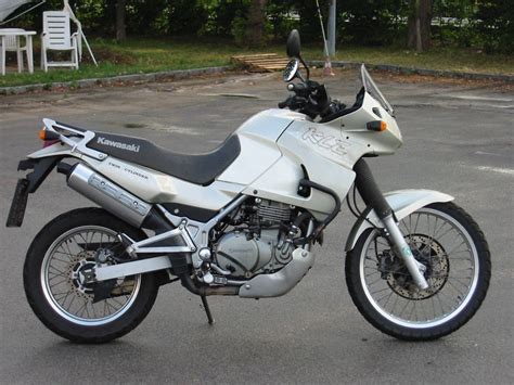 The kawasaki kle500 is a 498 cc motorbike. Moto del día: Kawasaki KLE 500 | espíritu RACER moto