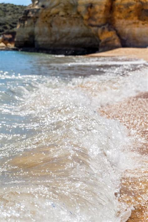 Onde Che Schiacciano Spiagge Sabbiose Con Scogliere Nel Portogallo Di