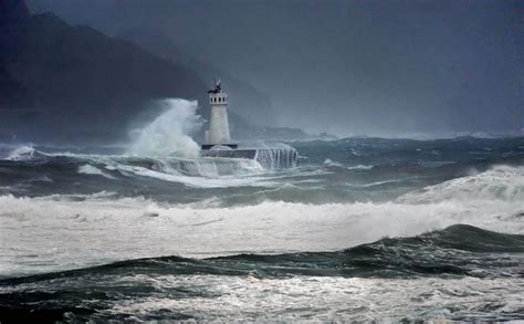 Lighthouse With Crashing Waves Crashing Waves Ocean Waves Picture