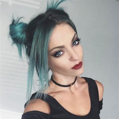 A lot of the hair was grungy, textured, twisted, knotted and ponytails were worn on top of your head. Grunge hair: 6 ways to rock this '90s throwback for 2017