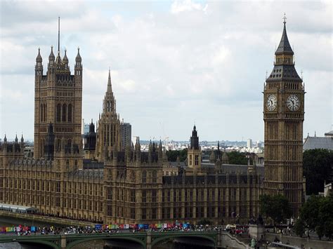 The clock tower is the focus of new year celebrations in the united kingdom, with radio and tv stations tuning. Λονδίνο - GreekPartner.com