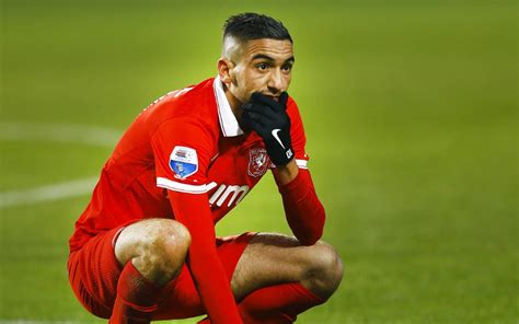 Official page of football player hakim ziyech. Hakim Ziyech 60 miljoen euro waard volgens Ajax