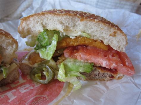 Klassisk kombination av kött, majonnäs, ketchup och krispiga grönsaker. Review: Burger King - Angry Whopper Jr. | Brand Eating