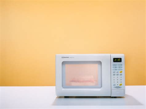 How Bad Is It To Look Into The Microwave While Its On Self